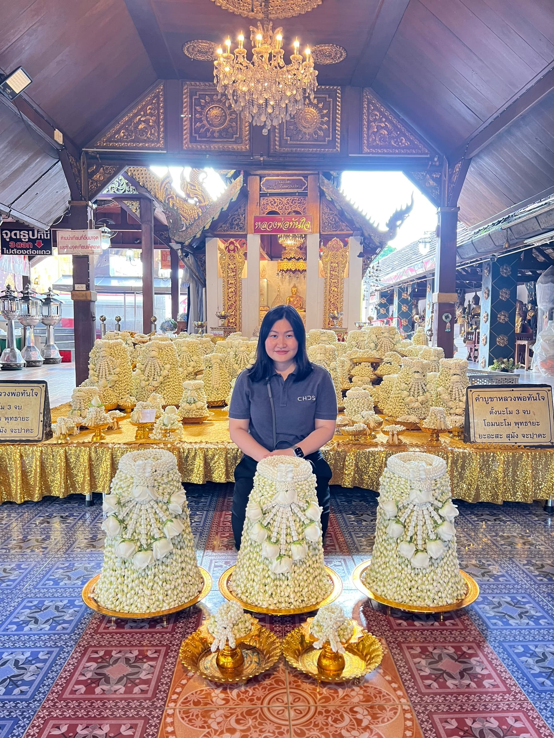 ลูกค้ากับพานมะลิแก้บนในวัด