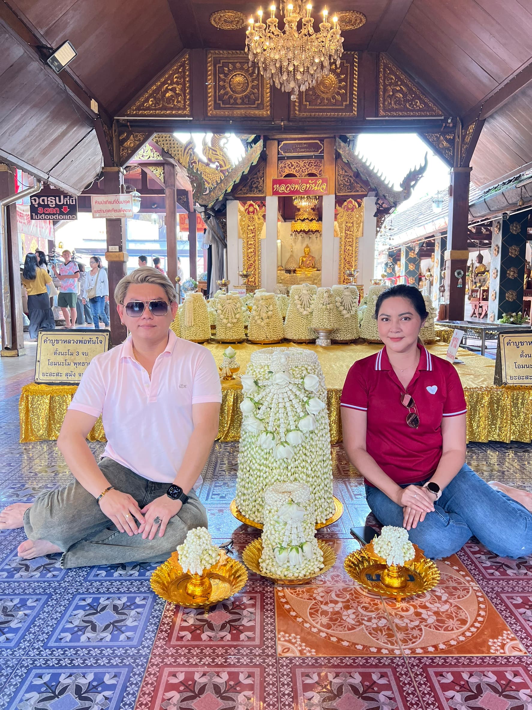 ลูกค้าคู่กับพานมะลิจัดถวาย