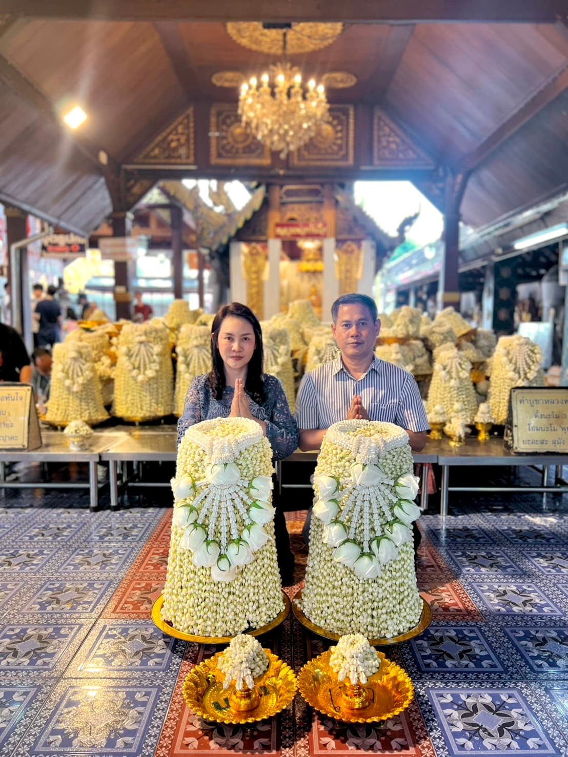 ลูกค้าไหว้พระกับพานมะลิแก้บน